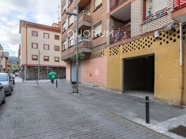 Locale commerciale in vendita a Ugao- Miraballes