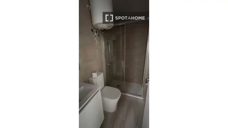 Baño de Piso de alquiler en  Madrid Capital con Aire acondicionado, Calefacción y Amueblado