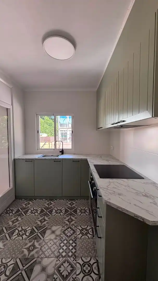 Cocina de Piso en venta en Girona con Parquet, Horno y Balcón