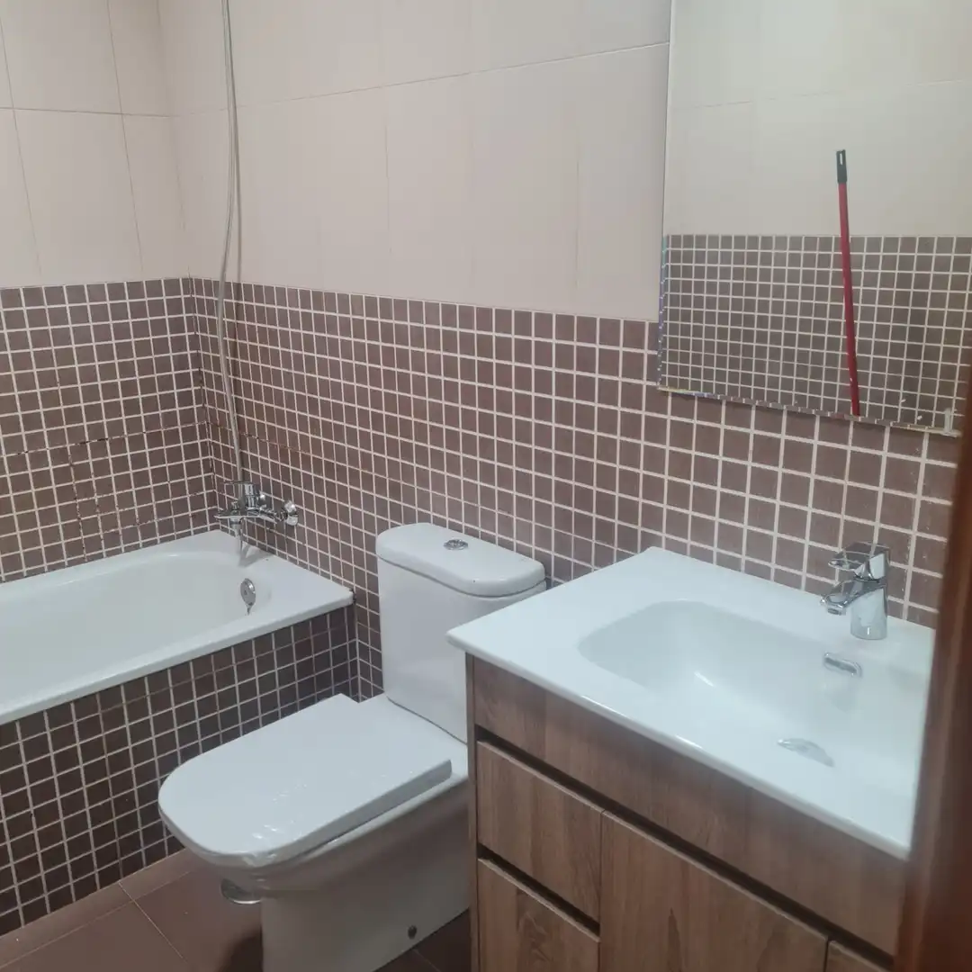 Badezimmer von Wohnung zur Miete in Málaga mit Möbliert, Waschmaschine und Mikrowelle