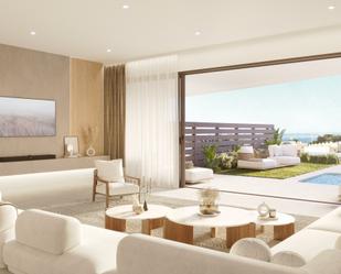 Sala d'estar de Casa adosada en venda en Fuengirola amb Aire condicionat, Jardí privat i Terrassa