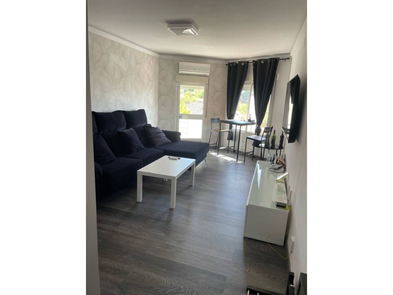 Living room of Flat for sale in Marbella  with Air Conditioner, Heating and Parquet flooring