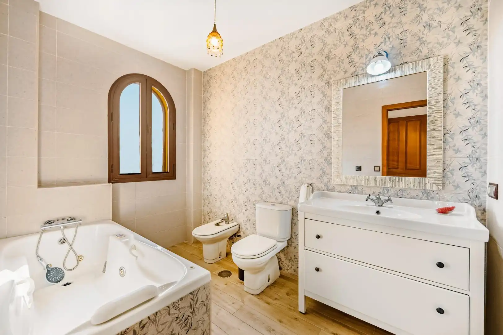 Bany de Casa o xalet en venda en Chiclana de la Frontera amb Aire condicionat, Jardí privat i Terrassa