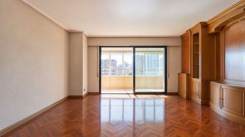 Amplia vivienda con terraza en urbanización privada con seguridad 24 horas en Chamartín, imatge 4