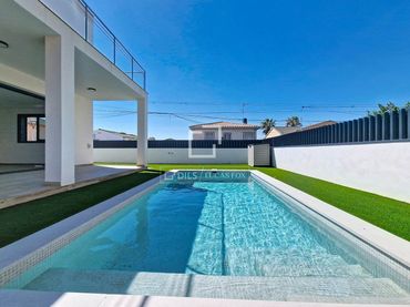 Villa con piscina in vendita a La Franquesa - Oasis Park