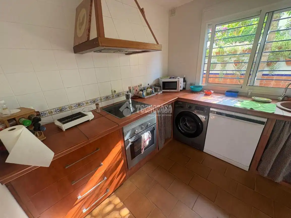 Cuina de Casa adosada en venda en Espartinas amb Aire condicionat, Jardí privat i Terrassa