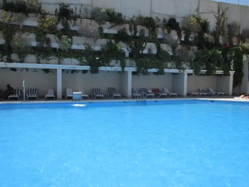 Piscina de Apartament en venda en Alicante / Alacant amb Aire condicionat, Calefacció i Jardí privat
