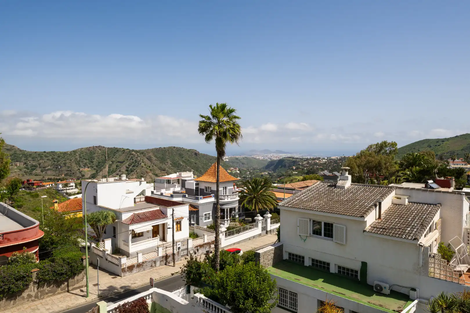 Vista exterior de Casa adosada en venda en Las Palmas de Gran Canaria amb Jardí privat, Traster i Moblat