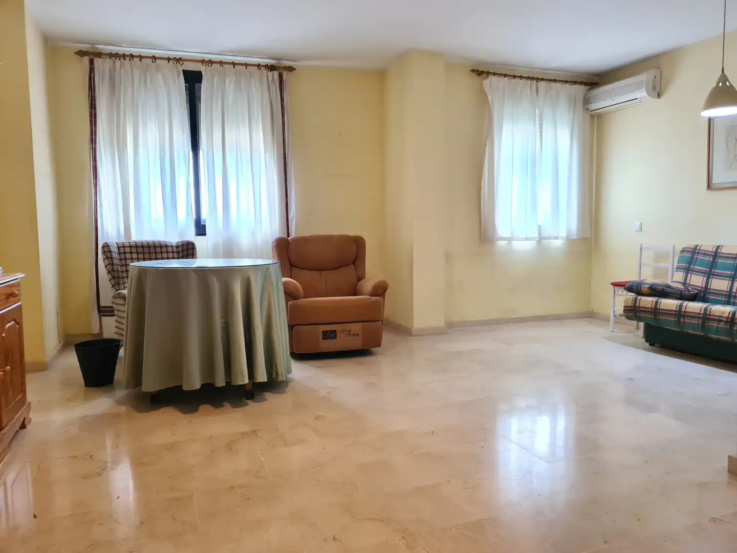 Living room of Flat for sale in Sevilla  with Air Conditioner and Storage room
