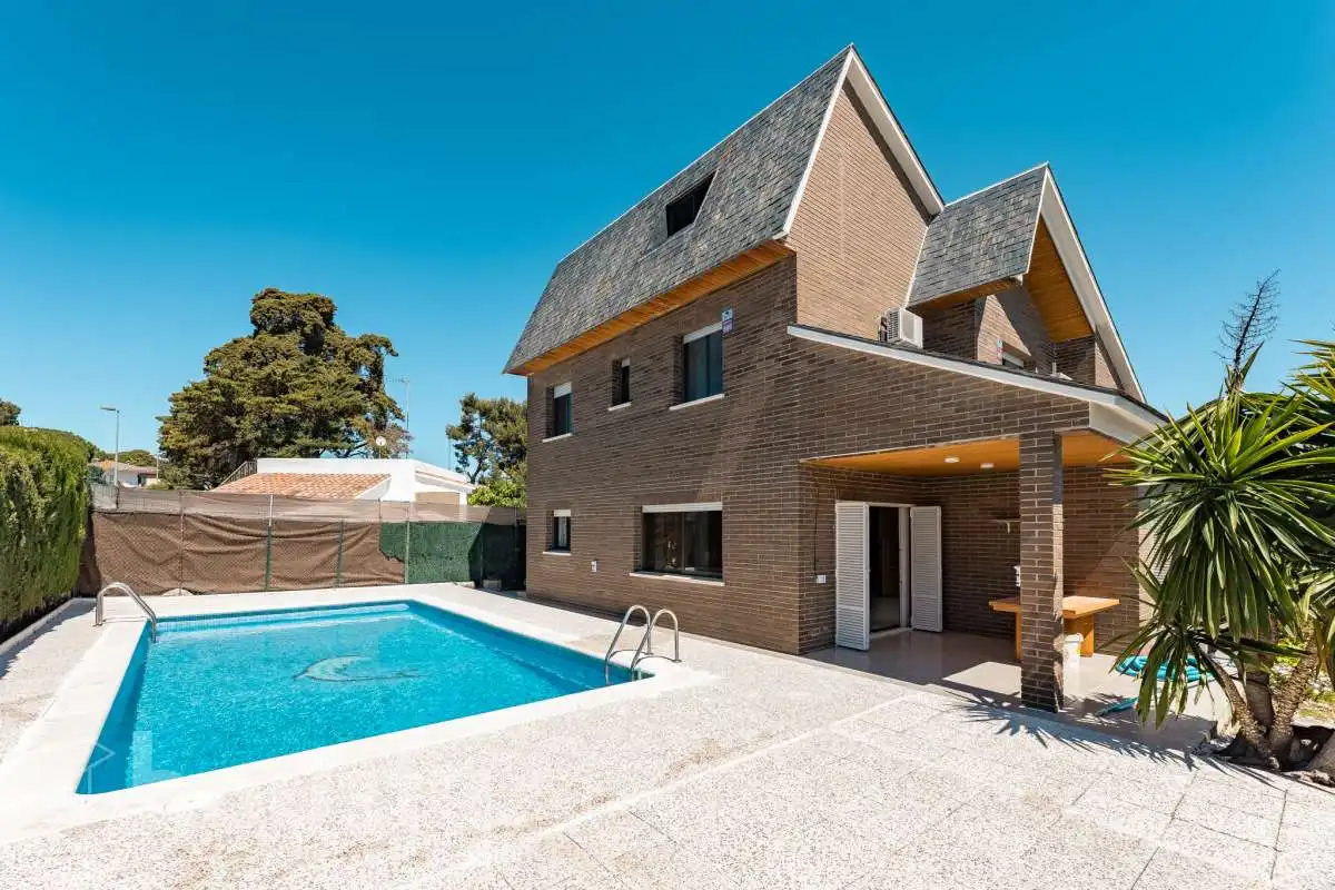 Casa amb piscina en venda a Avinguda de la Llum .
