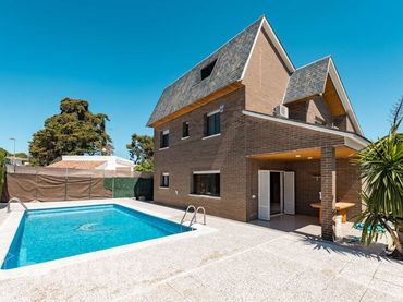 Maison avec piscine à vendre à Avinguda de la Llum .
