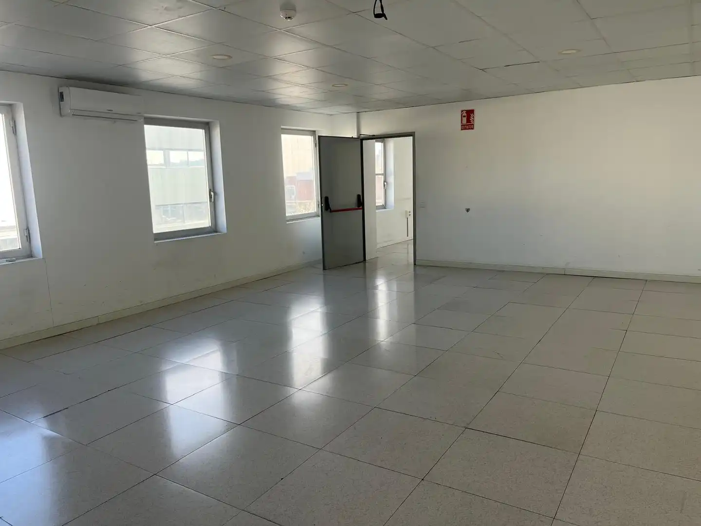 Nave industrial de alquiler en Cornellà de Llobregat con Calefacción y Alarma