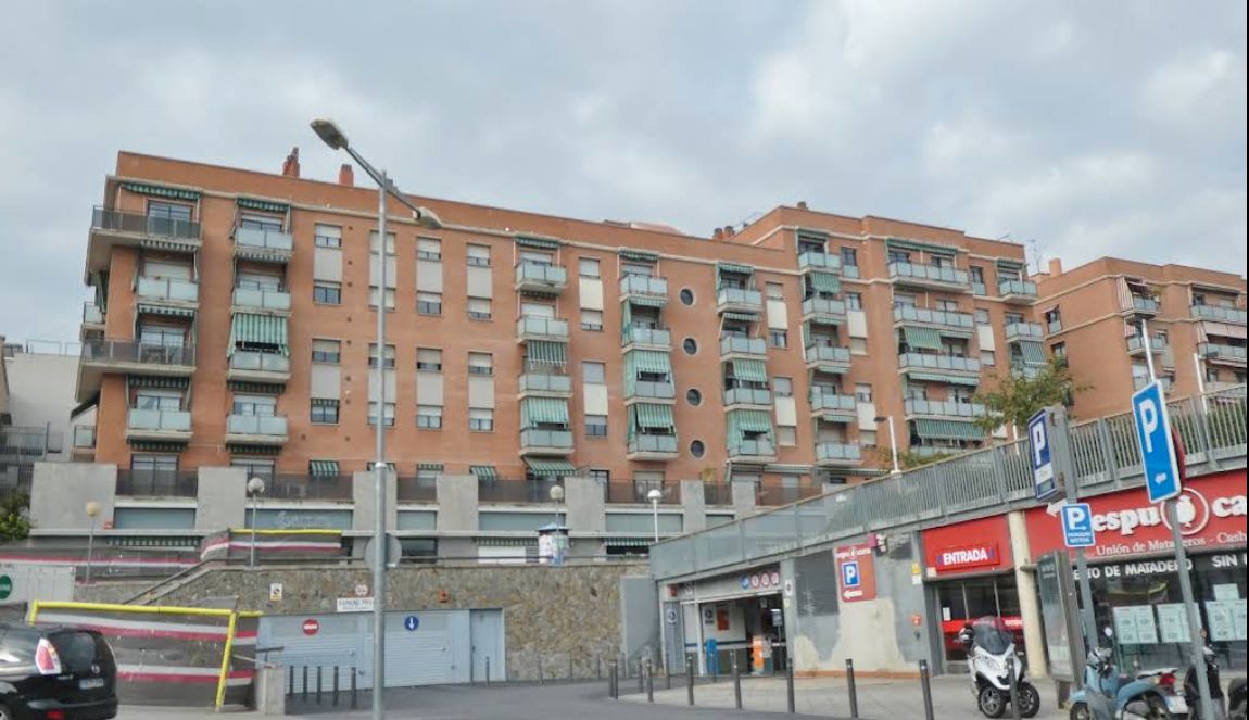 Vista exterior de Garatge en venda en Santa Coloma de Gramenet amb Alarma