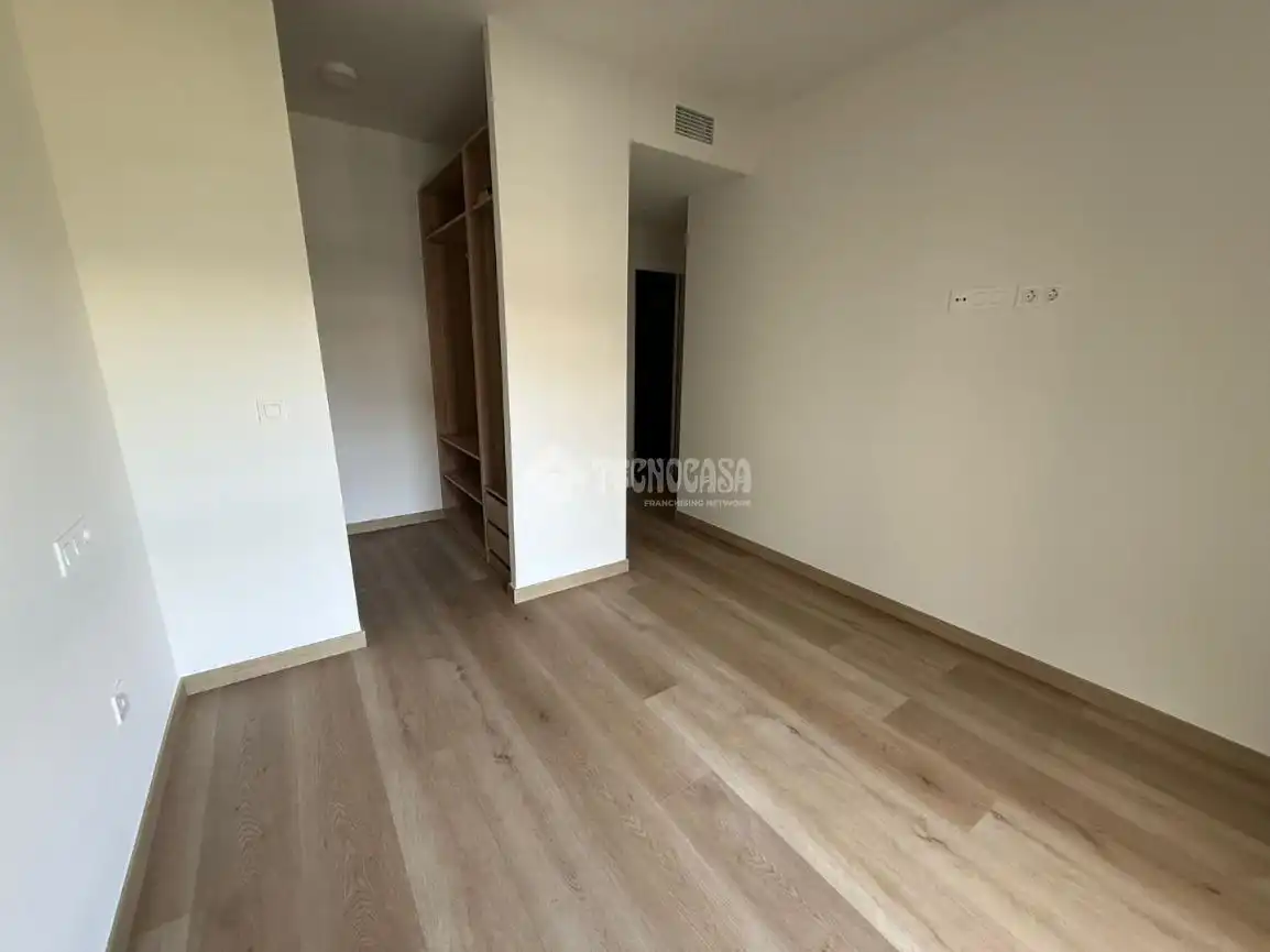 Schlafzimmer von Wohnung zur Miete in Camas mit Terrasse und Abstellraum