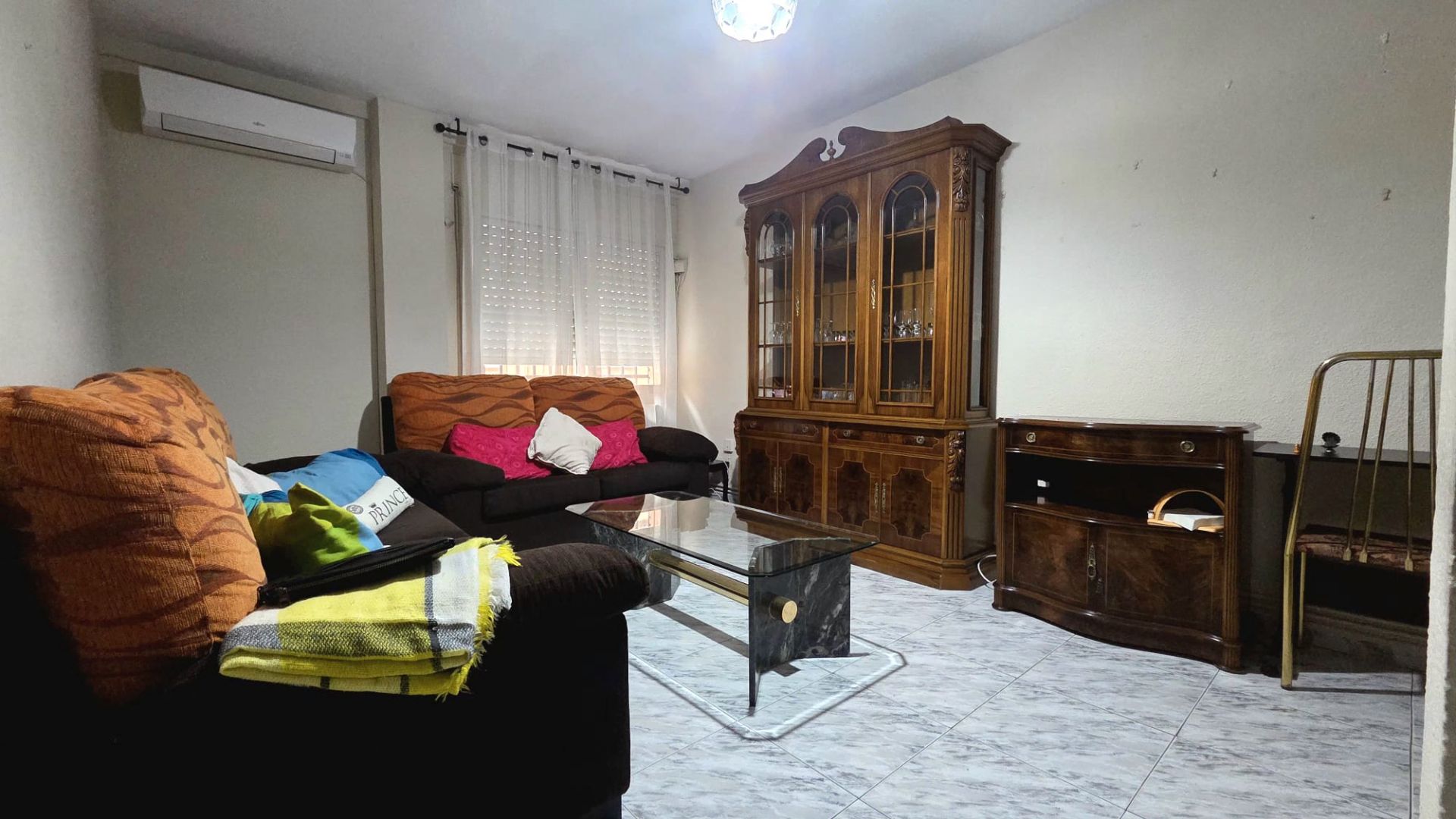 Sala d'estar de Pis en venda en Parla amb Aire condicionat, Calefacció i Moblat