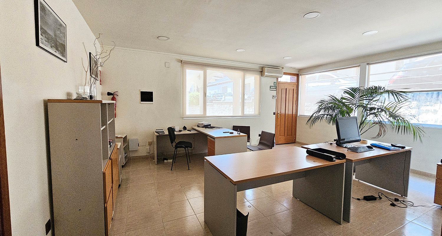Büro miete in Sant Celoni mit Klimaanlage, Abstellraum und Möbliert