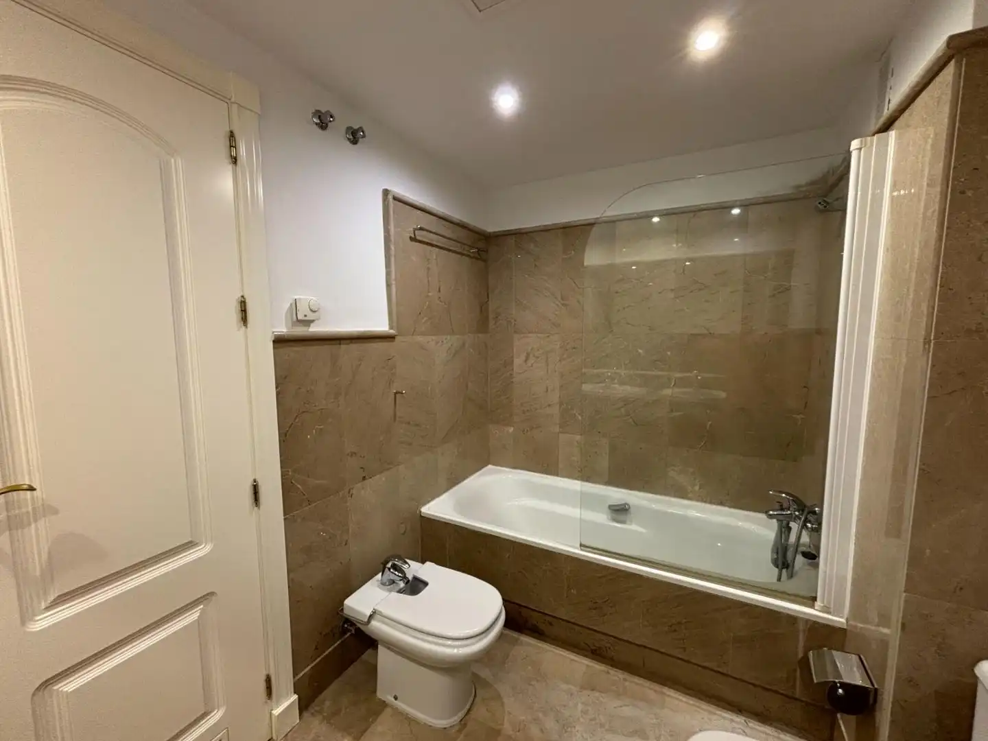 Bathroom of Flat for rent in Nueva Andalucía