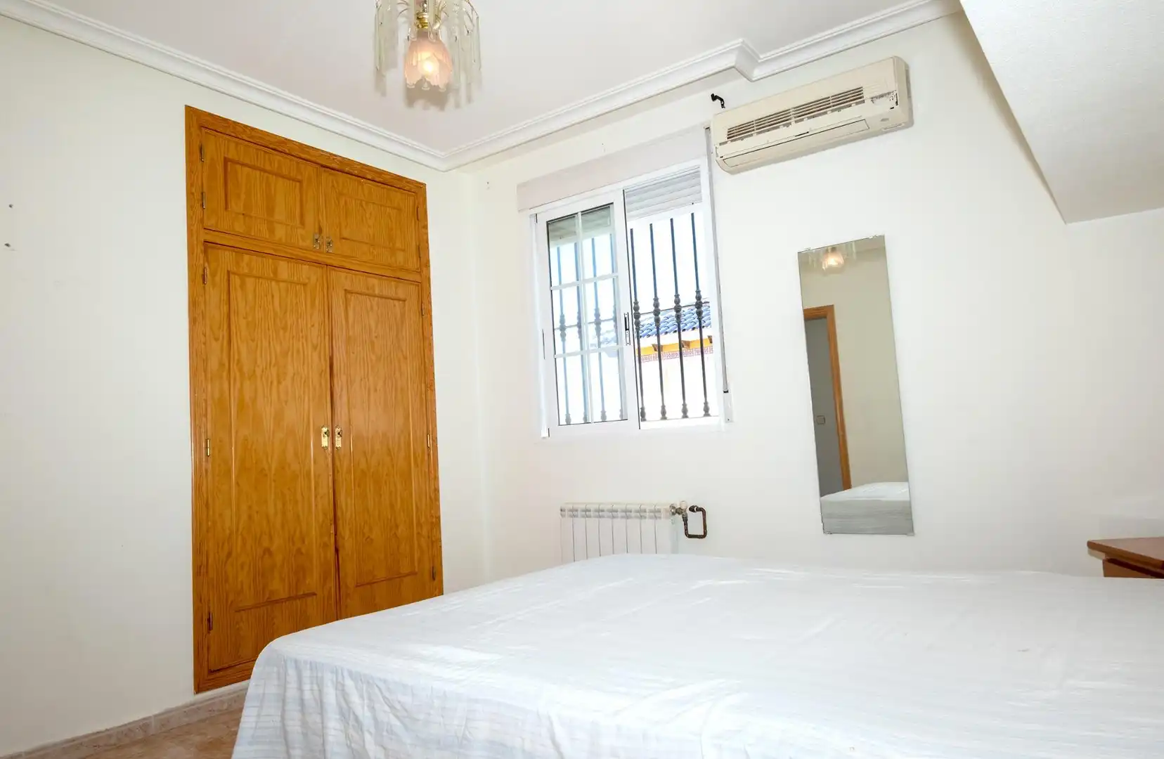 Habitación de Casa adosada en venta en Torrevieja con Aire acondicionado, Calefacción y Jardín privado