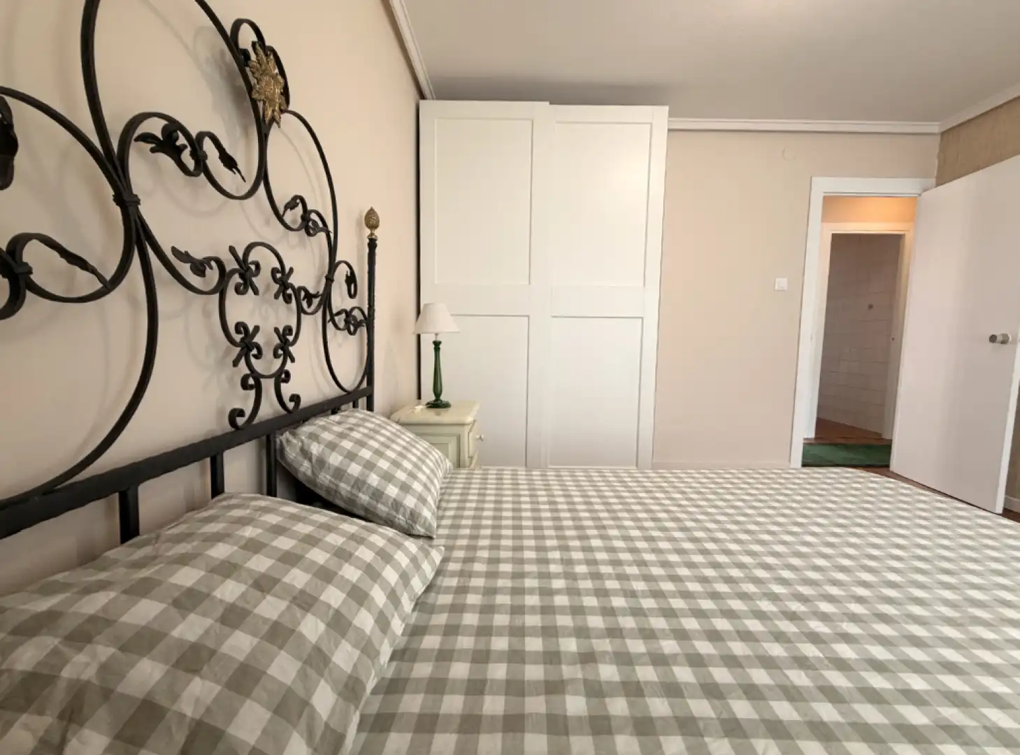 Schlafzimmer von Wohnung zur Miete in Los Corrales de Buelna  mit Heizung, Privatgarten und Parkett