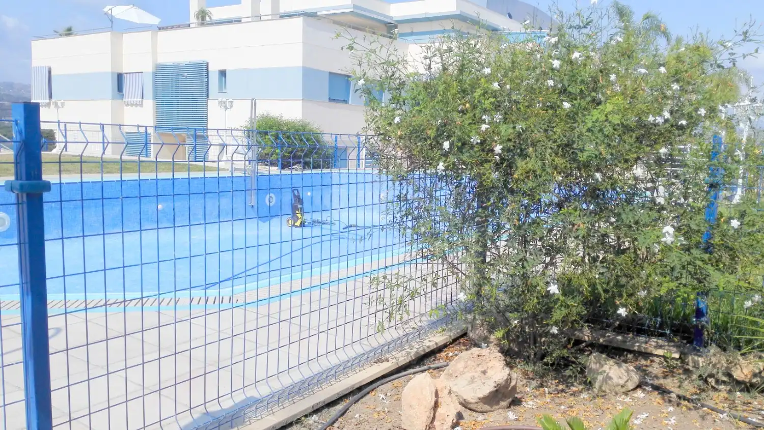 Piscina de Ático de alquiler en Vélez-Málaga con Terraza, Piscina y Amueblado