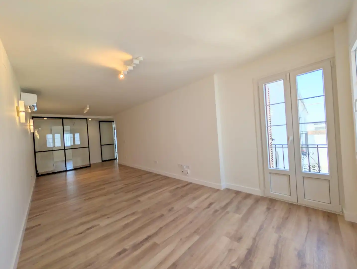 Living room of Flat for rent in Sevilla  with Air Conditioner, Heating and Balcony