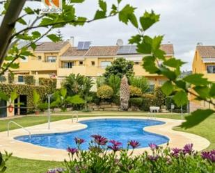 Jardí de Casa adosada en venda en Estepona amb Aire condicionat