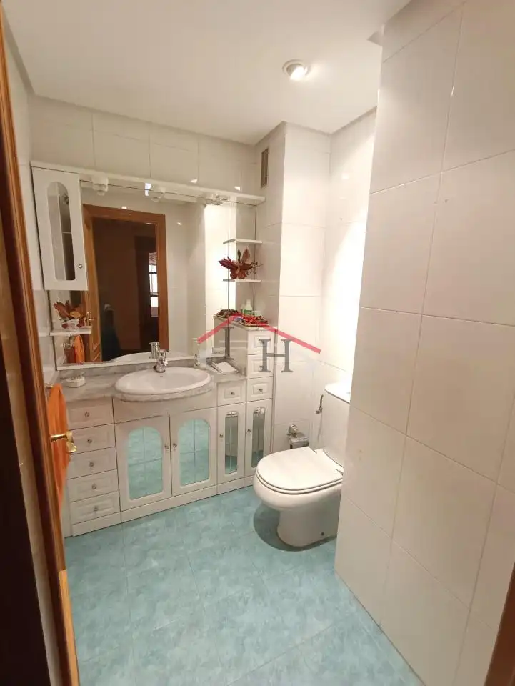 Bathroom of Flat for sale in León Capital   with Heating, Parquet flooring and Storage room