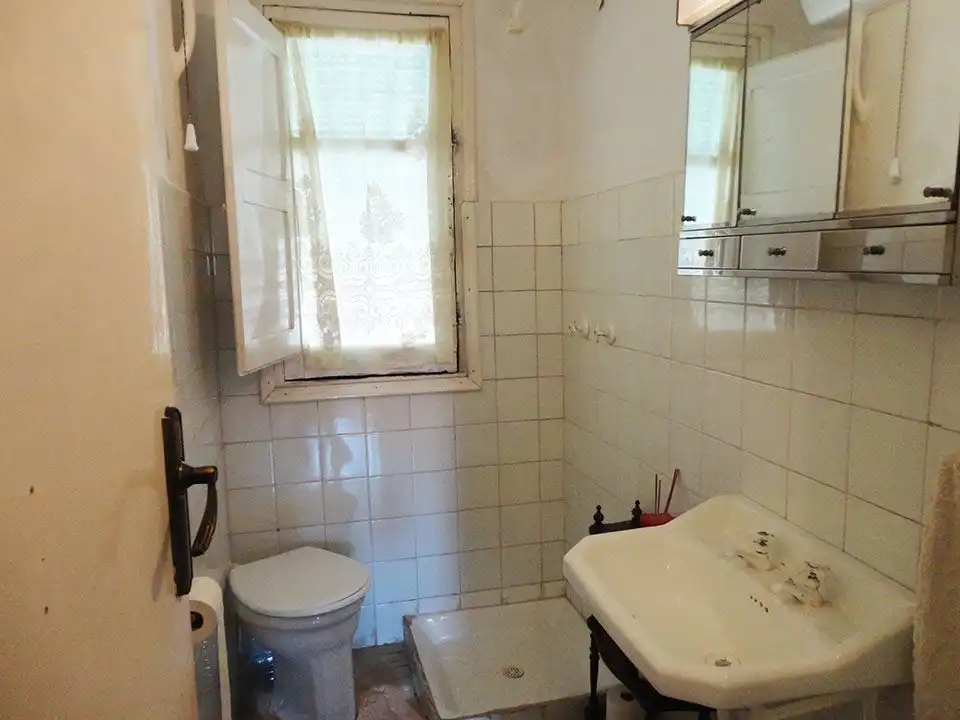 Badezimmer von Einfamilien-Reihenhaus zum Verkauf in Salas de los Infantes mit Heizung und Privatgarten