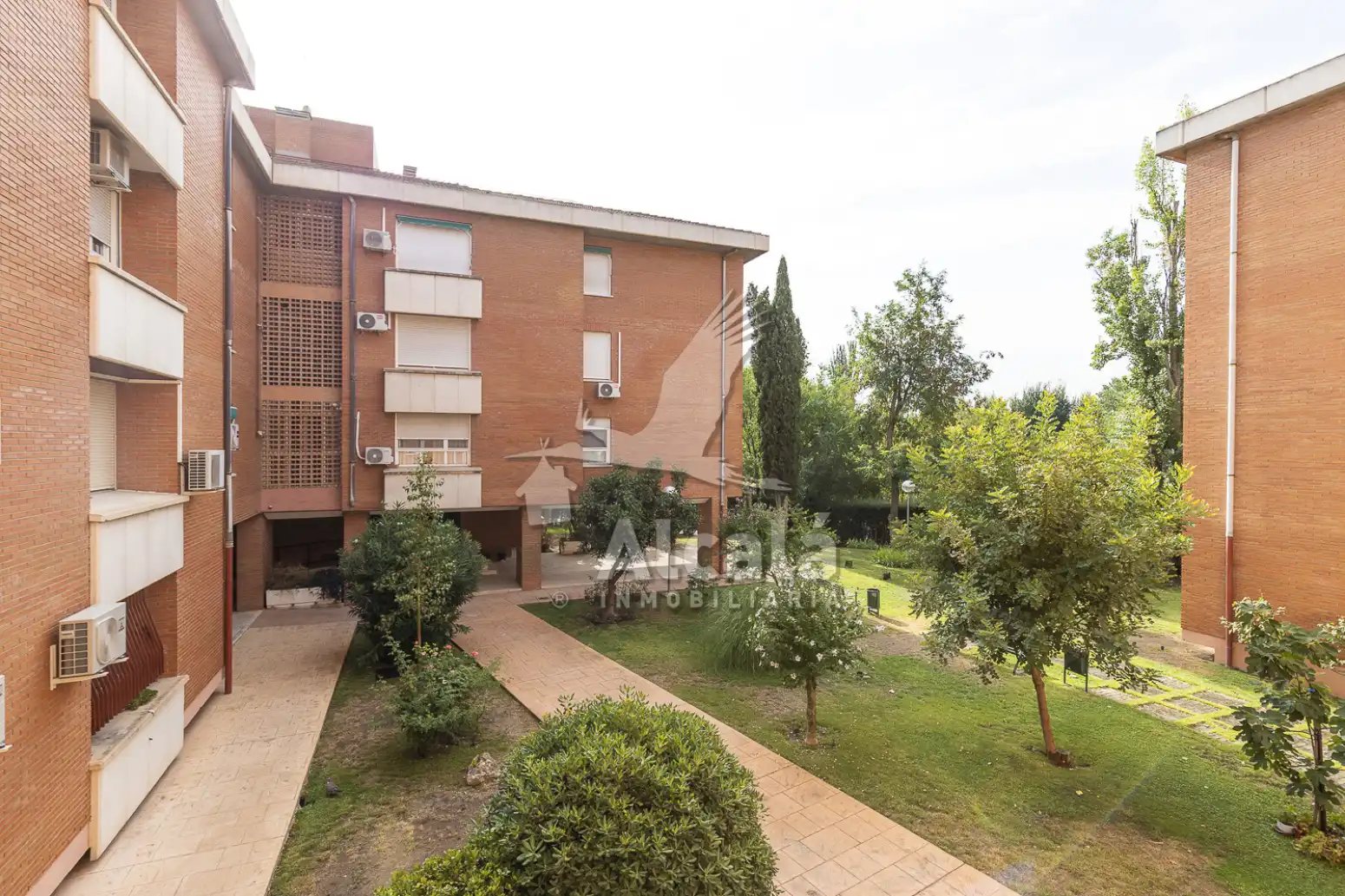Vista exterior de Pis en venda en Alcalá de Henares amb Aire condicionat, Calefacció i Moblat