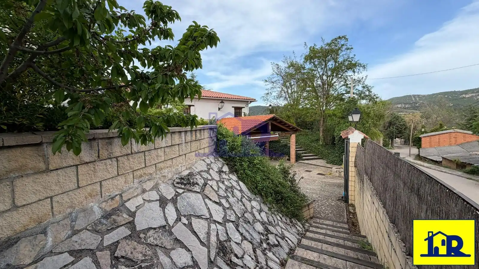 Vista exterior de Casa o xalet en venda en Villalba de la Sierra amb Calefacció, Traster i Piscina
