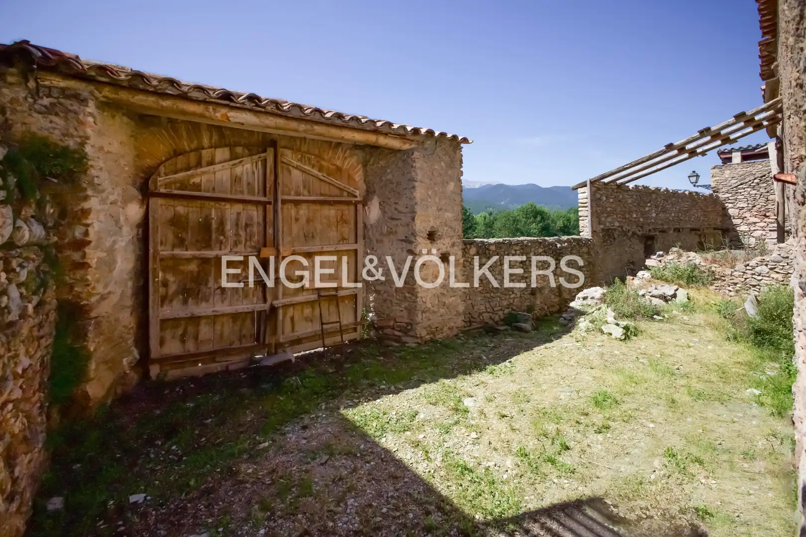 Vista exterior de Casa o xalet en venda en Bellver de Cerdanya amb Calefacció, Jardí privat i Parquet