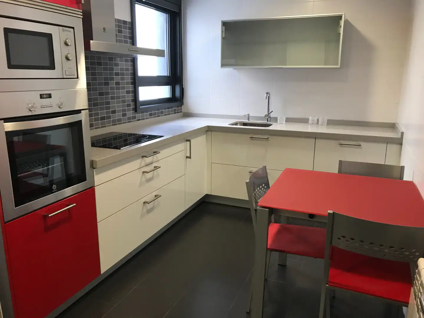 Cocina de Piso de alquiler en Vigo  con Calefacción, Parquet y Trastero