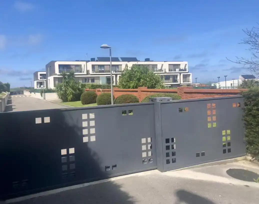 Vista exterior de Planta baixa en venda en Santander amb Piscina