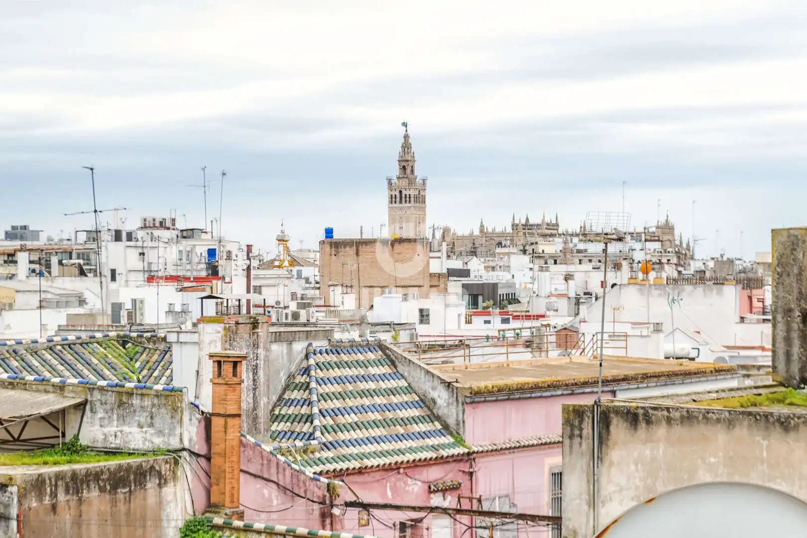 Vista exterior de Dúplex en venta en Sevilla con Calefacción y Balcón