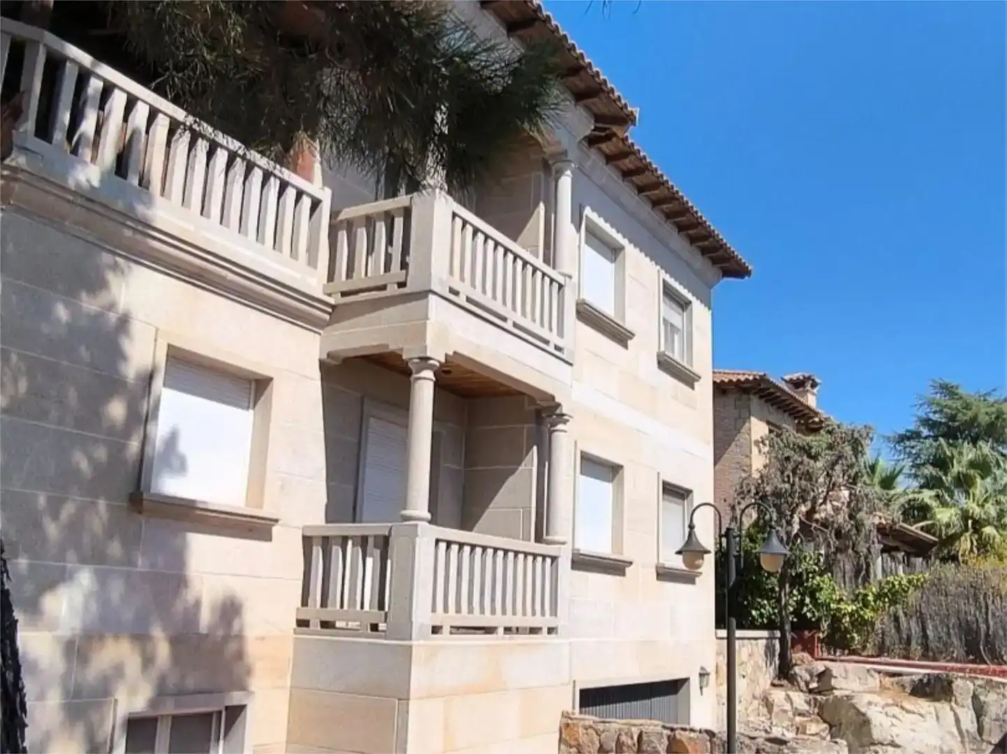 Außenansicht von Wohnung zum Verkauf in Torrelodones mit Klimaanlage, Schwimmbad und Balkon