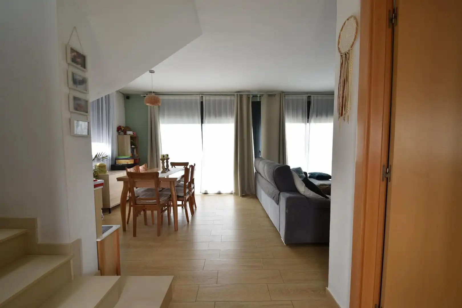 Sala d'estar de Casa adosada en venda en Cunit amb Aire condicionat, Jardí privat i Terrassa