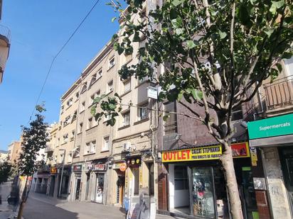 Vista exterior de Edifici en venda en L'Hospitalet de Llobregat