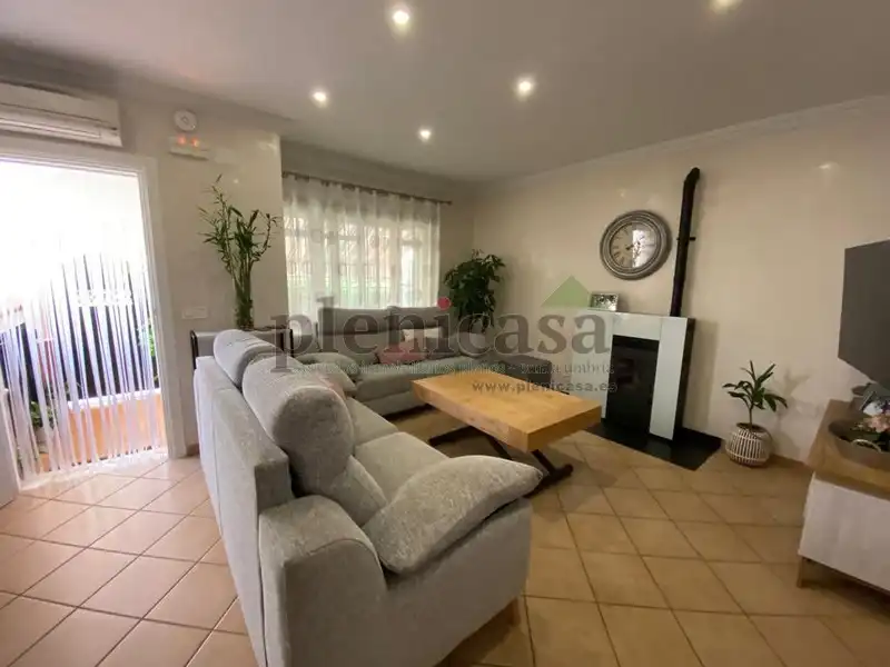 Sala de estar de Casa adosada en venta en Punta Umbría con Aire acondicionado, Calefacción y Jardín privado