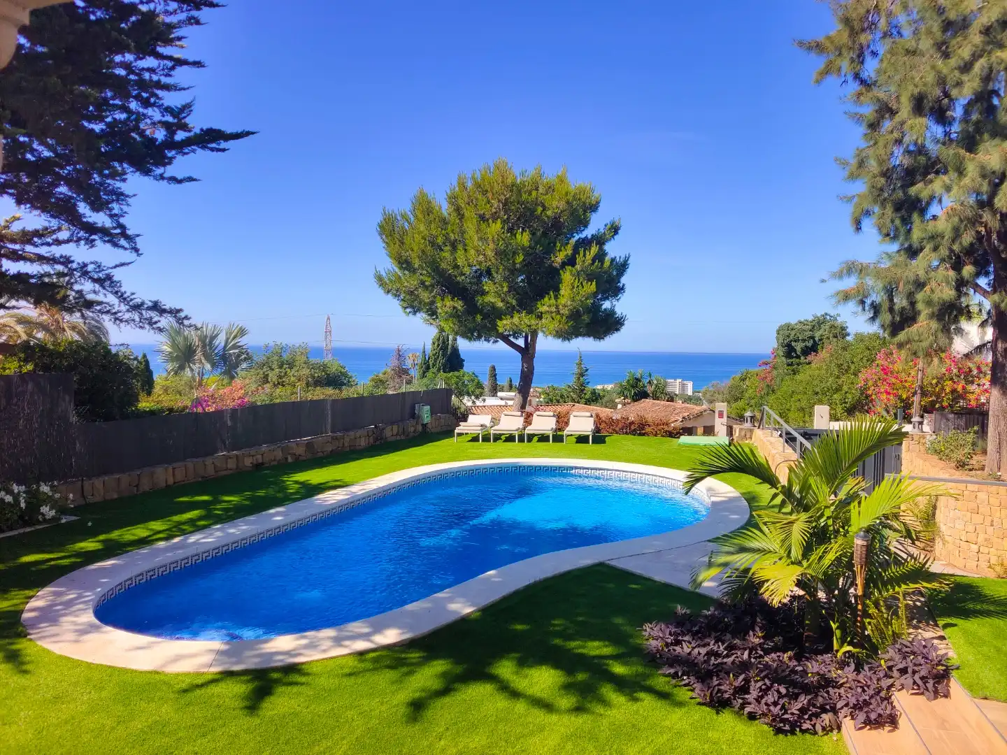Chalet con piscina en venta en Avenida los Pinos 303