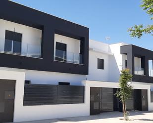 Vista exterior de Casa o xalet de lloguer amb opció a compra en  Sevilla Capital amb Terrassa i Balcó