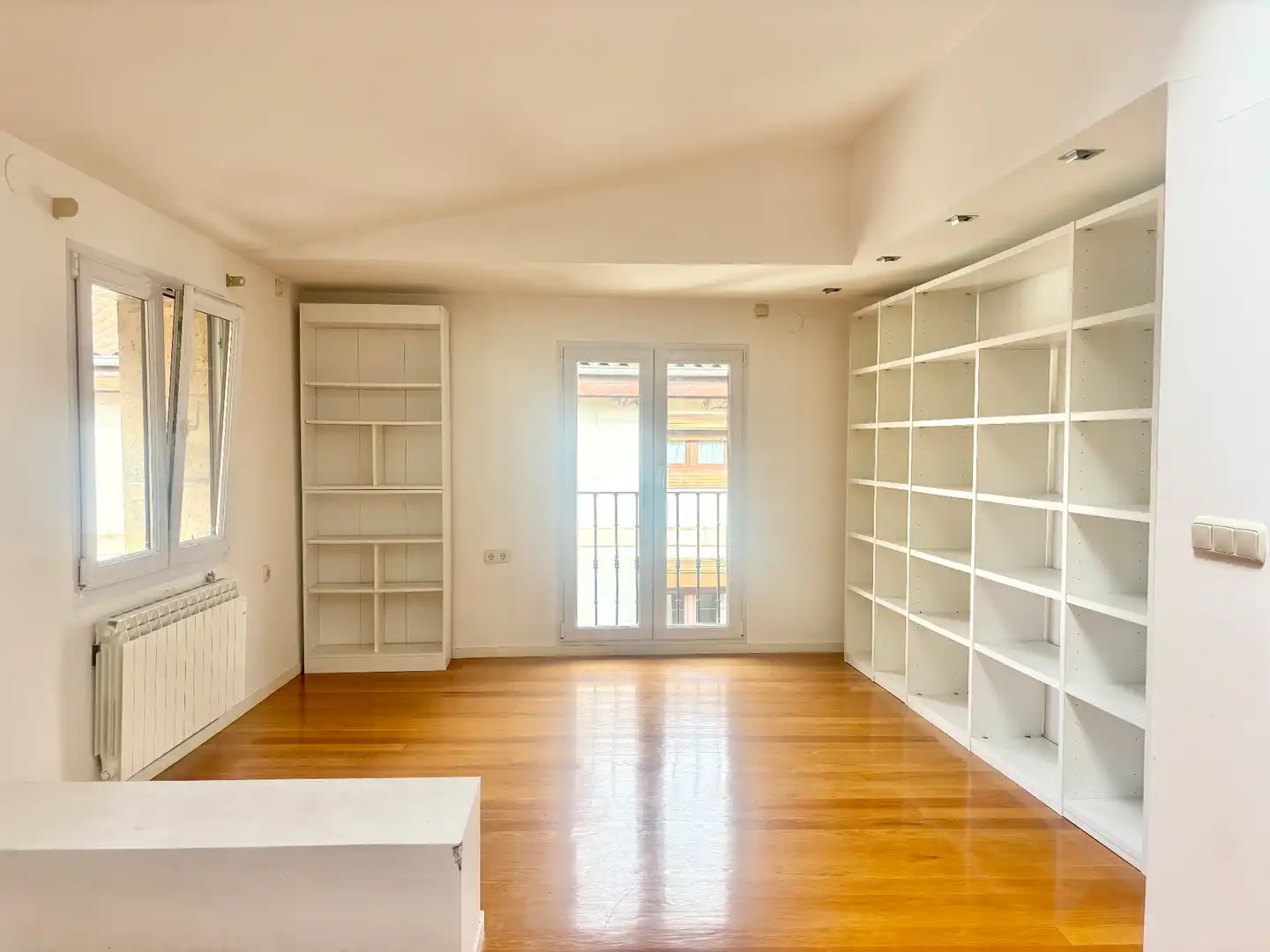 Wohnzimmer von Dachboden zum Verkauf in Ordizia mit Heizung, Ofen und Waschmaschine