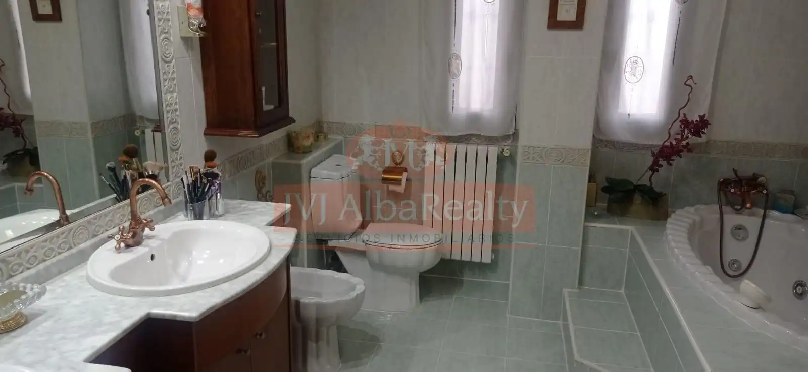 Baño de Casa adosada en venta en Albacete con Aire acondicionado, Calefacción y Jardín privado