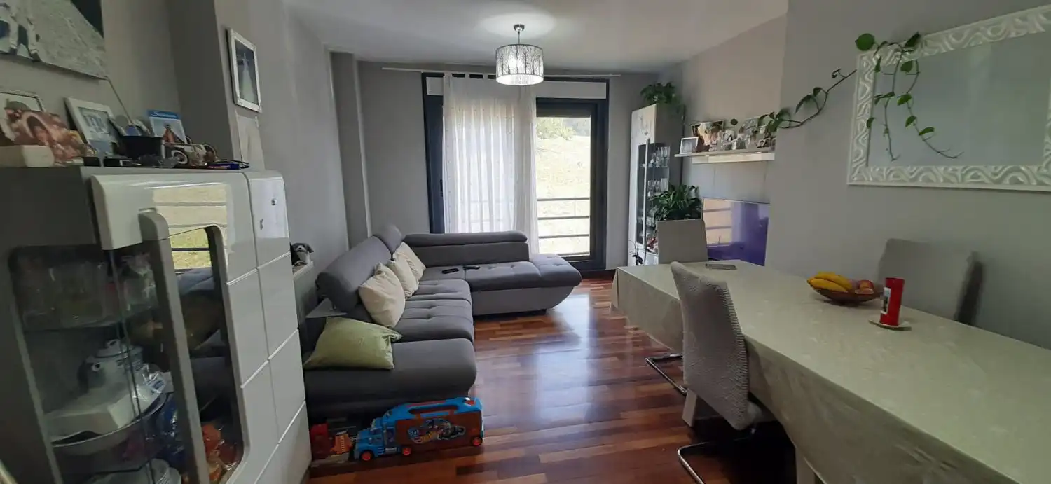 Sala de estar de Piso en venta en Solórzano con Calefacción, Parquet y Trastero