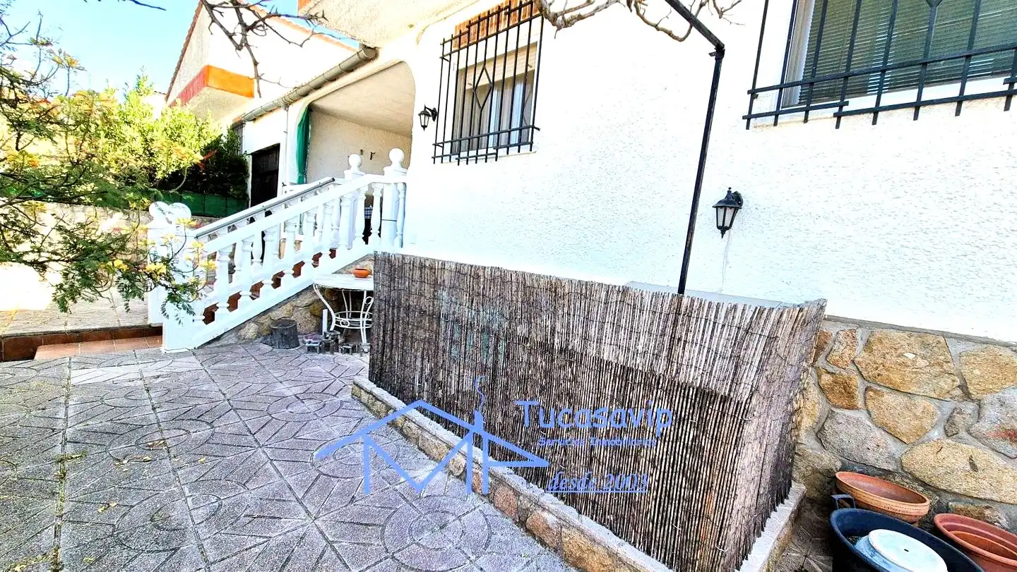 Vista exterior de Casa adosada en venda en Pelayos de la Presa amb Calefacció, Jardí privat i Terrassa