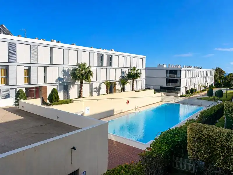 Schwimmbecken von Wohnung zum Verkauf in Manilva mit Klimaanlage, Heizung und Privatgarten