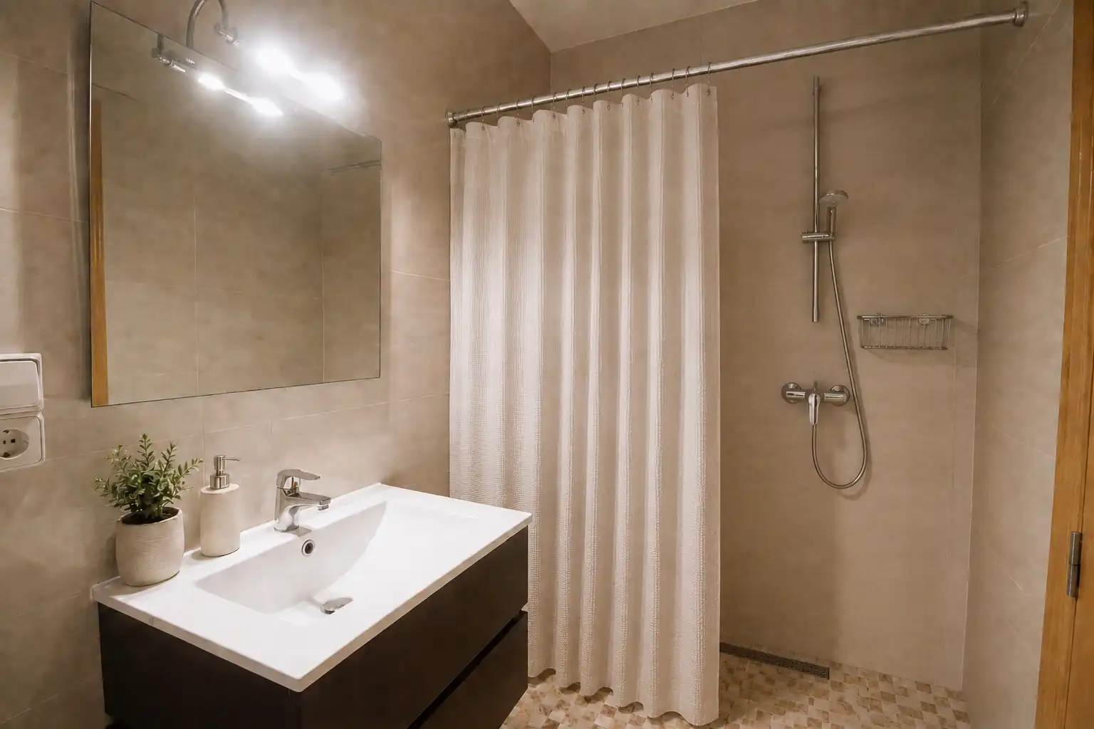Bathroom of Flat for sale in Valencia  with Furnished, Oven and Washing machine