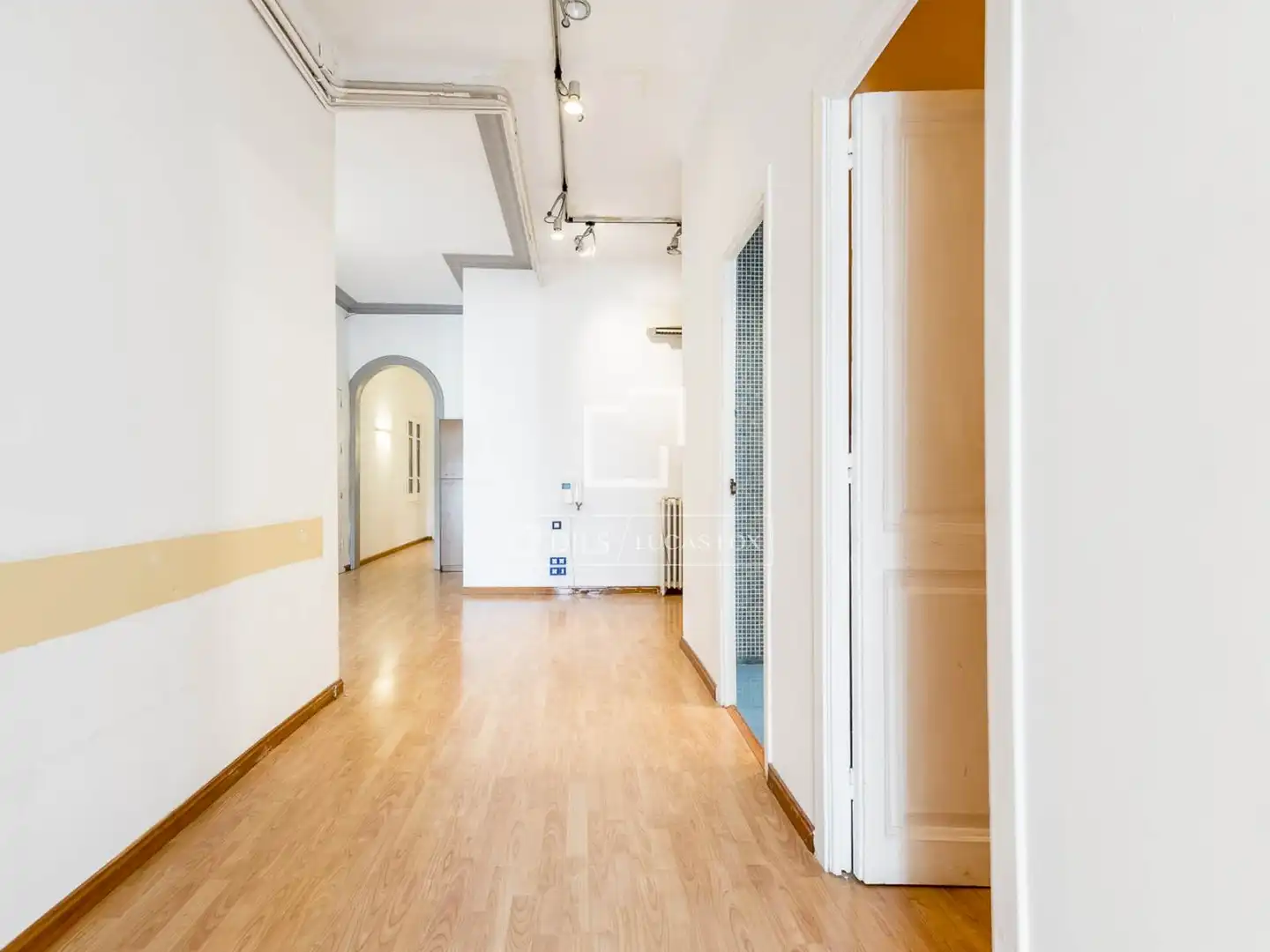 Flat for sale in Barcelona  with Air Conditioner and Heating