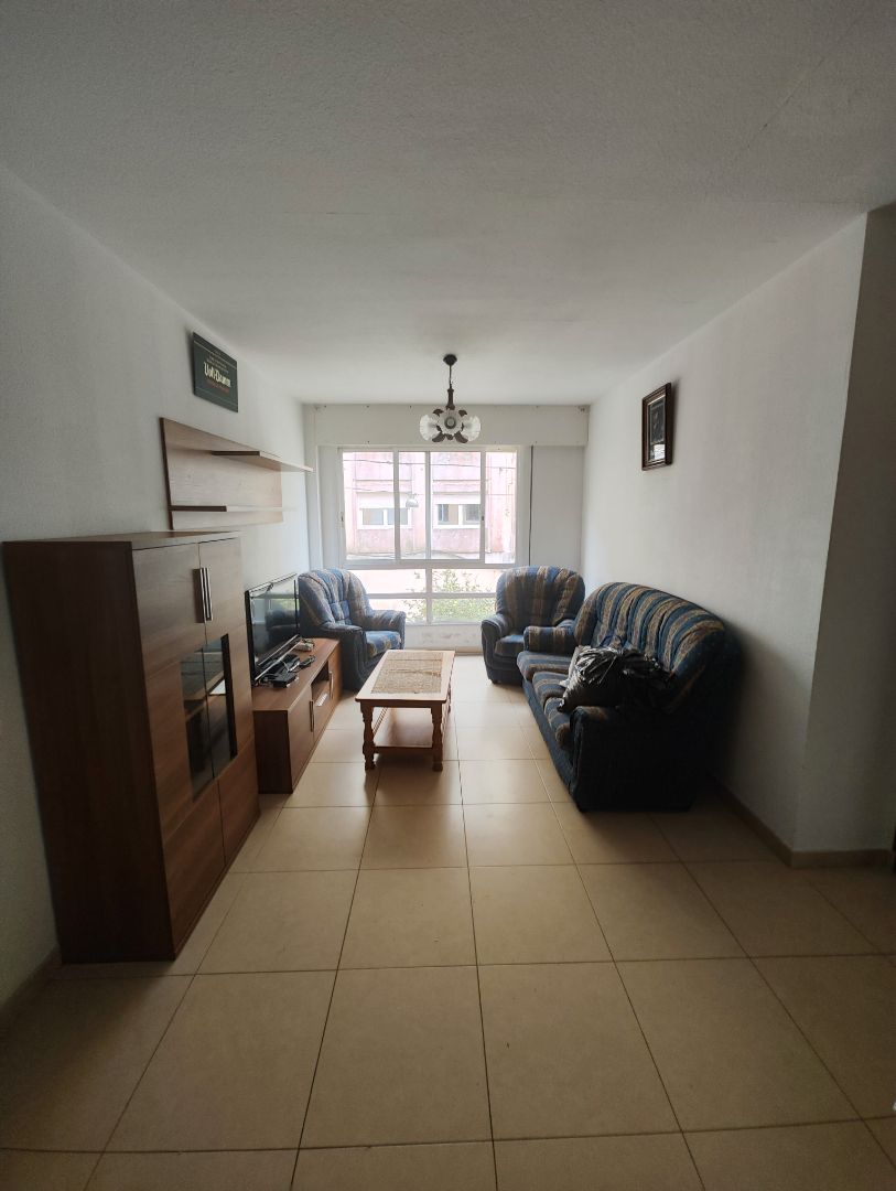 Sala d'estar de Pis de lloguer en Santiago de Compostela  amb Calefacció, Parquet i Moblat