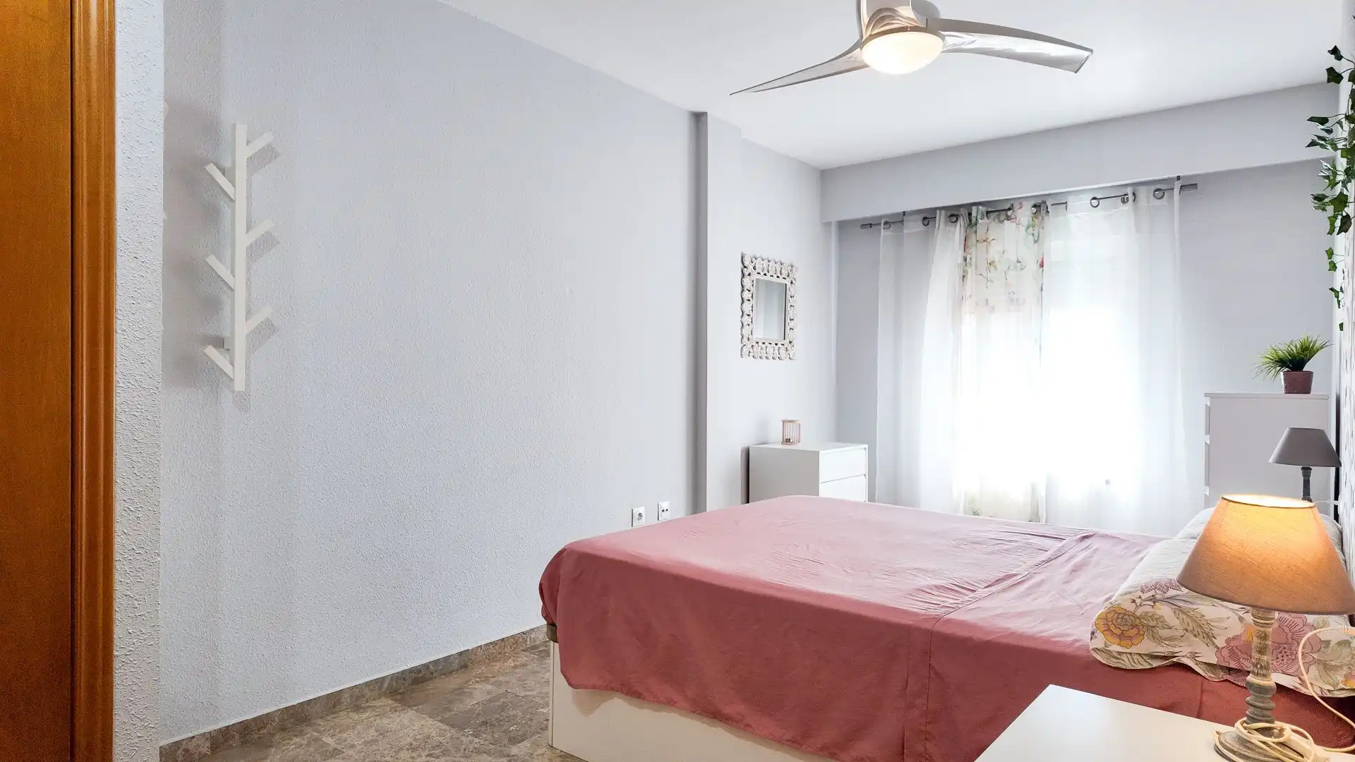 Dormitori de Apartament de lloguer en Valencia amb Aire condicionat, Calefacció i Terrassa