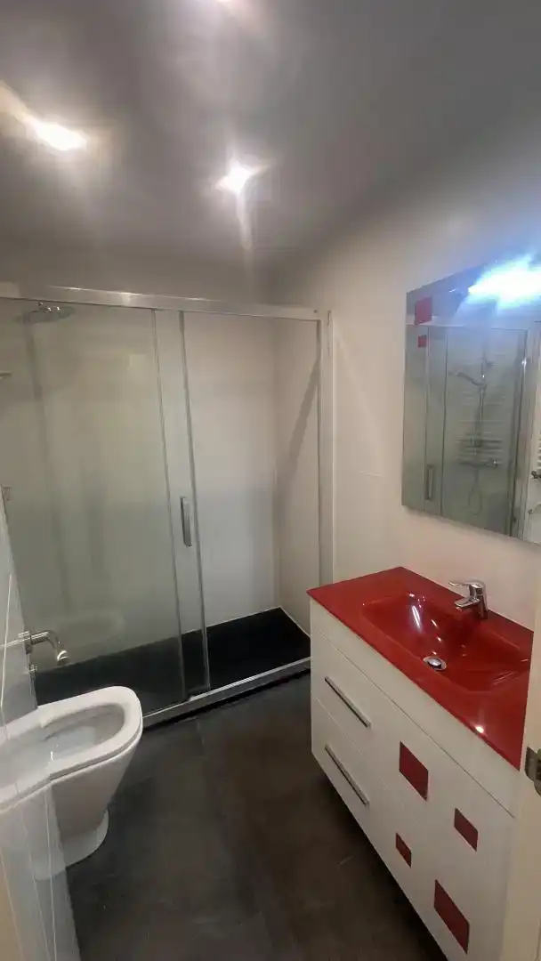 Badezimmer von Wohnungen zur Miete in  Madrid Capital mit Klimaanlage, Schwimmbad und Balkon